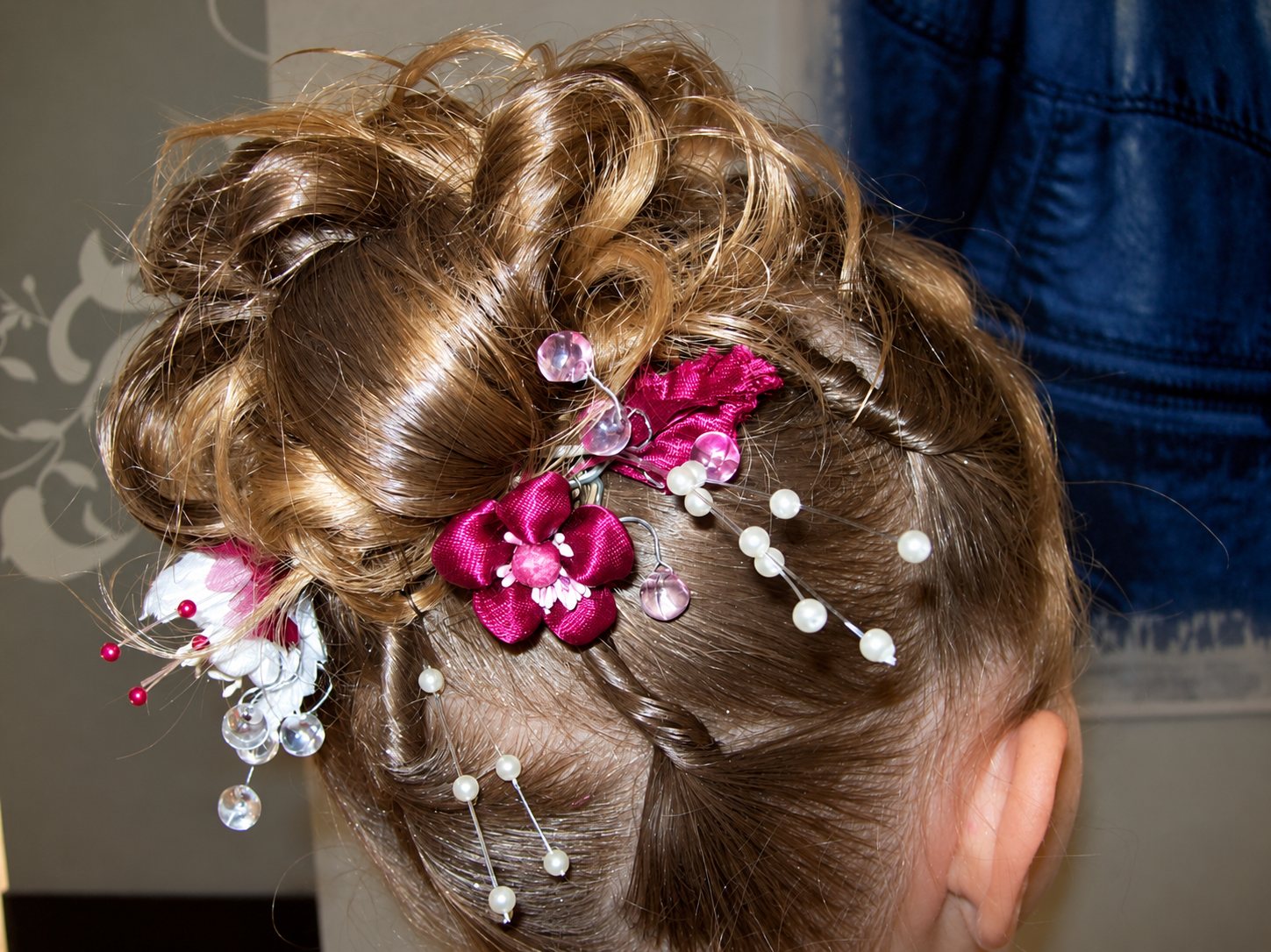 Chignon orné d’un accessoire, vu de dos