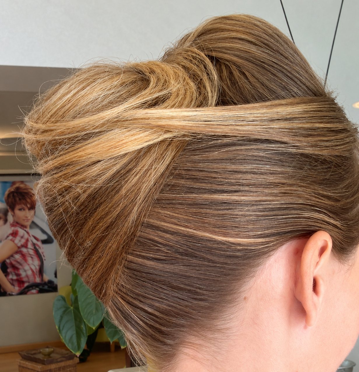 Chignon plaqué torsadé aux reflets dorés
