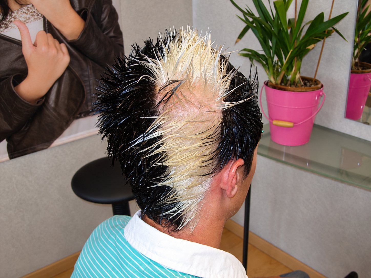 Coupe courte noire avec une crête de mèches décolorées blondes