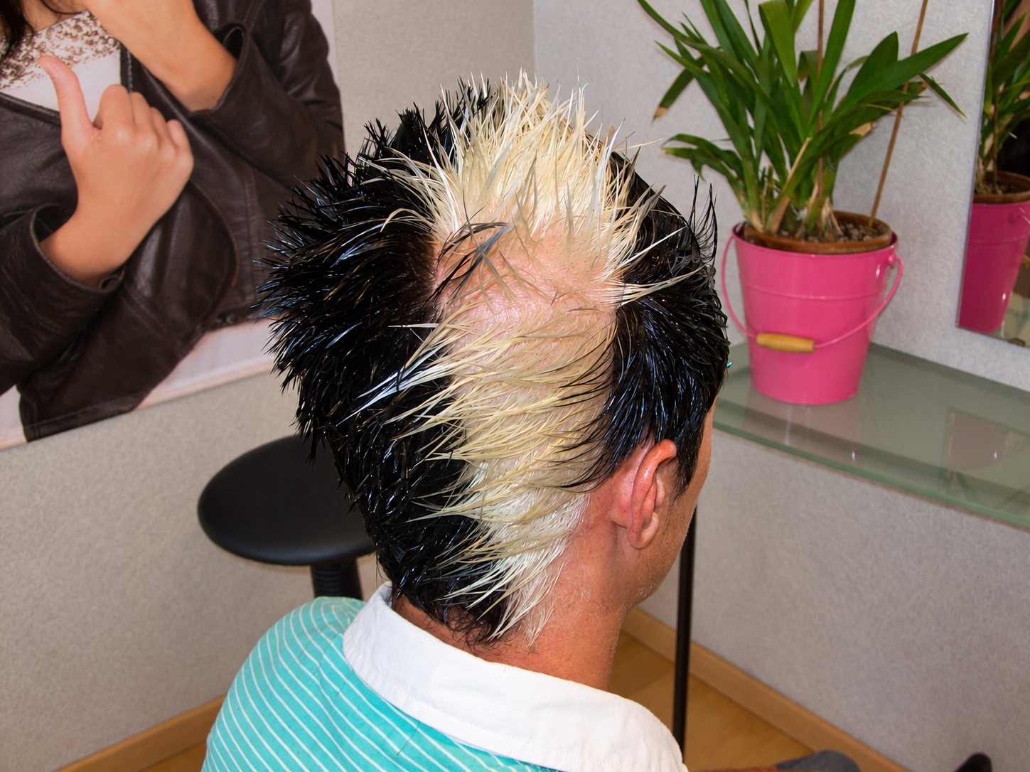 Coupe courte noire avec mèches décolorées blondes