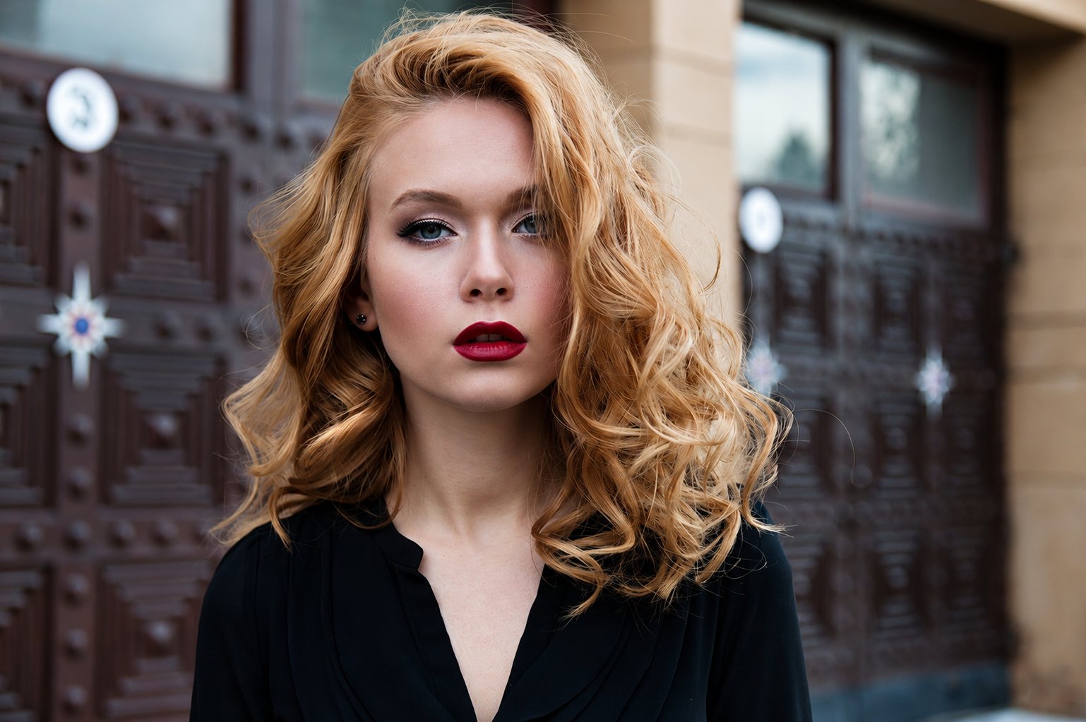 Femme avec de longs cheveux ondulés