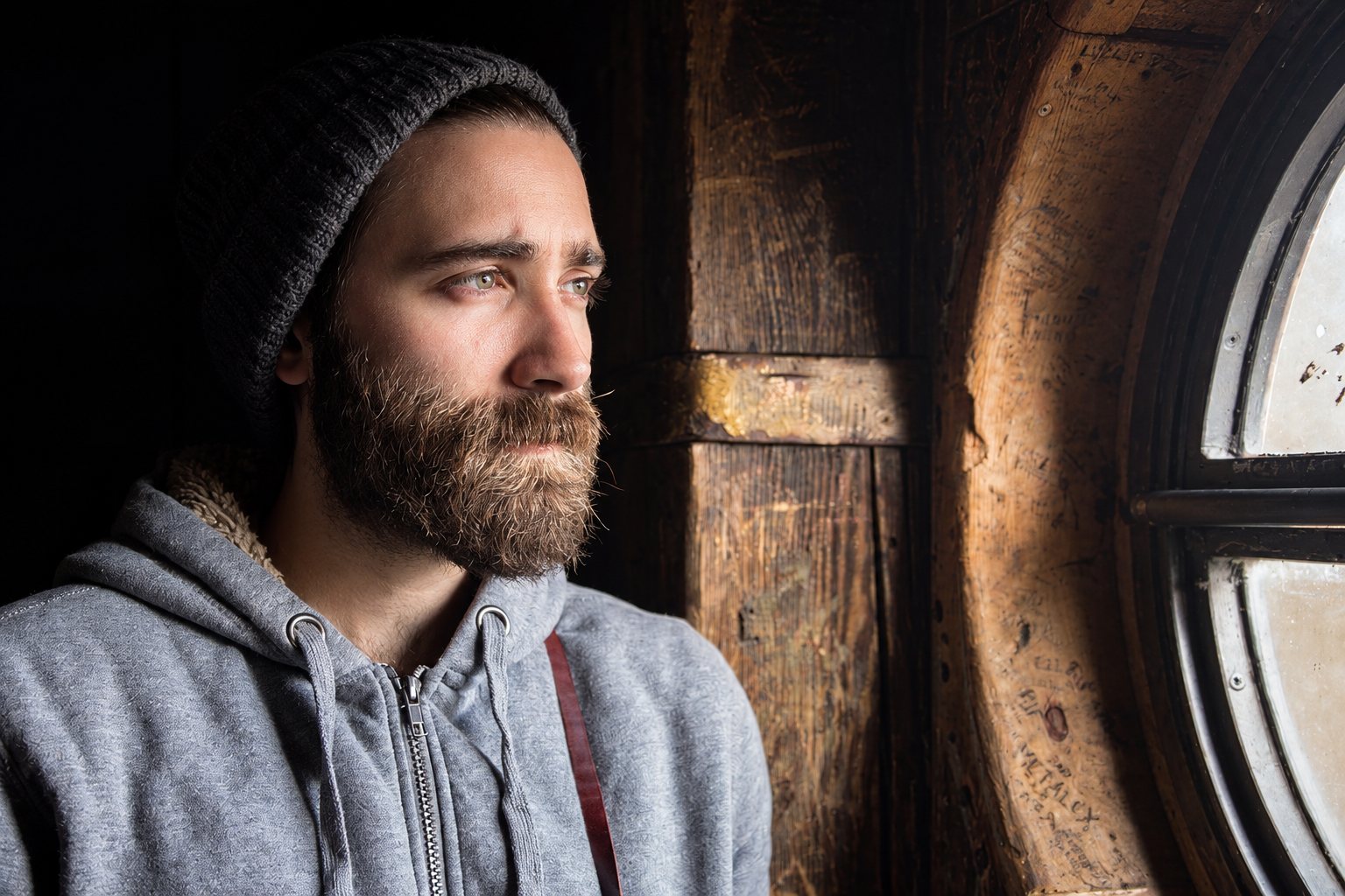 Homme barbu portant un bonnet
